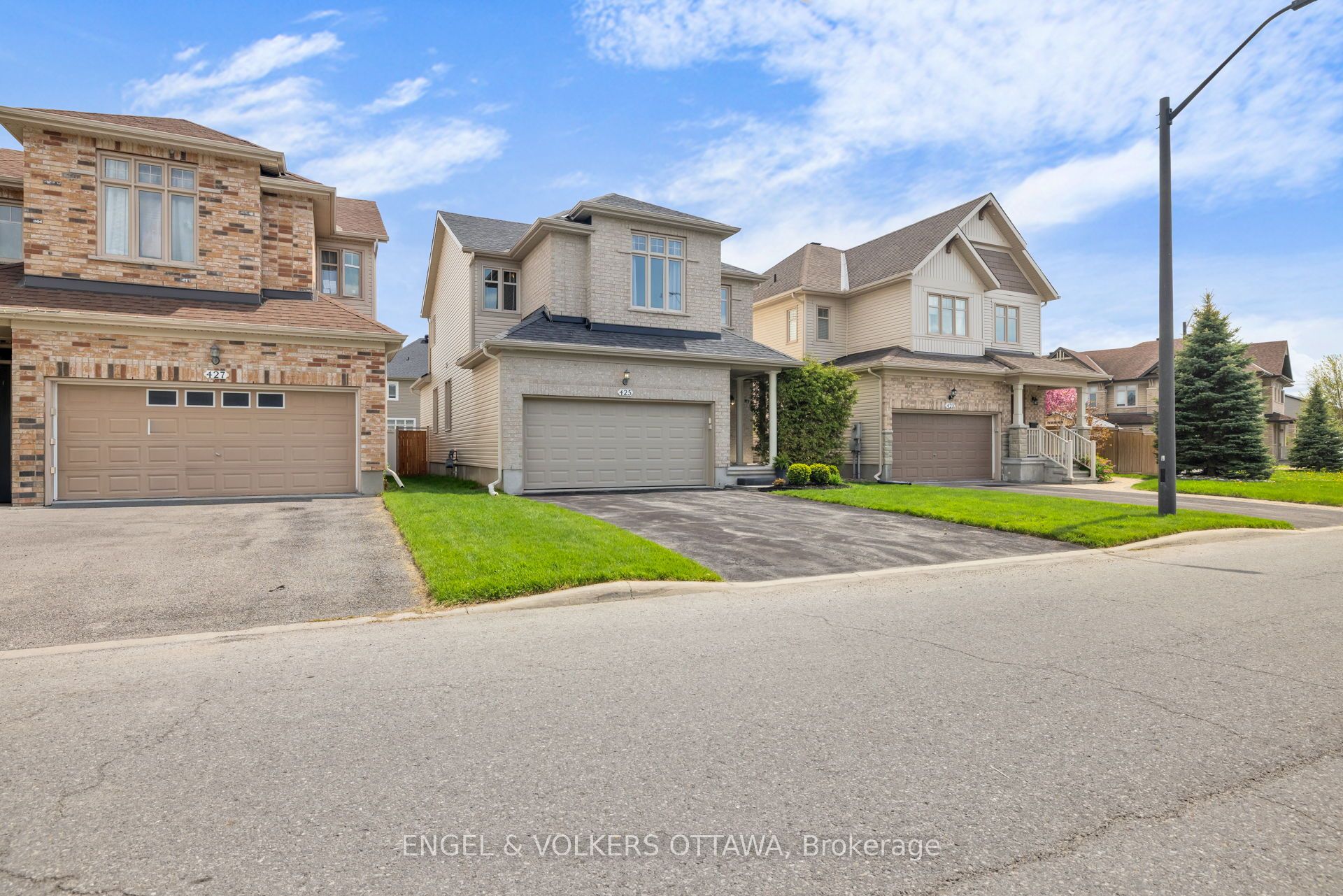 Additional image 2 of 425 Cooks Mill Crescent, Ottawa, ON, K1V 2M9