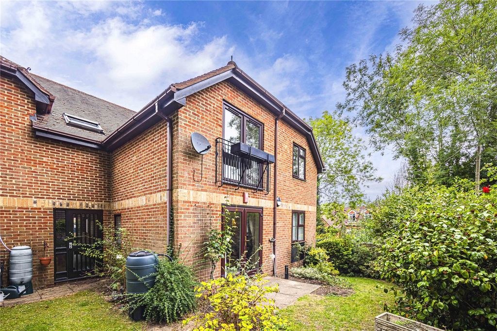 2 bed flat for saleWatling Street, Radlett, Hertfordshire WD7