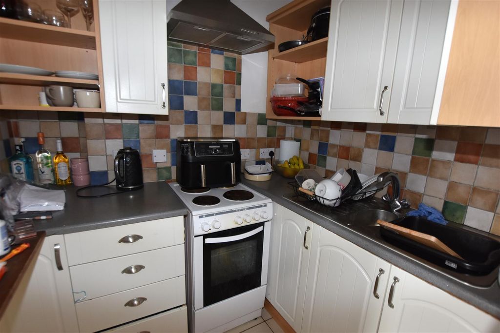 Additional image 3 of 4 bed flat for saleFore Street, Redruth TR15