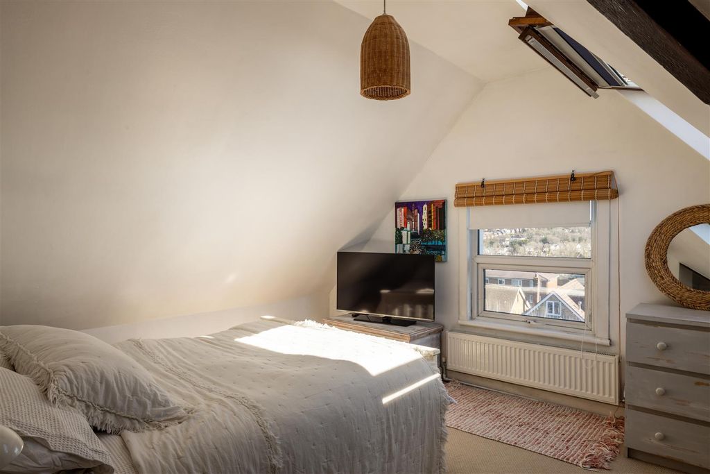 Additional image 24 of 4 bed semi-detached house for saleEarlswood Road, Redhill RH1
