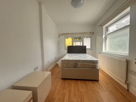 Great West Road, Hounslow TW5, Studio to rent