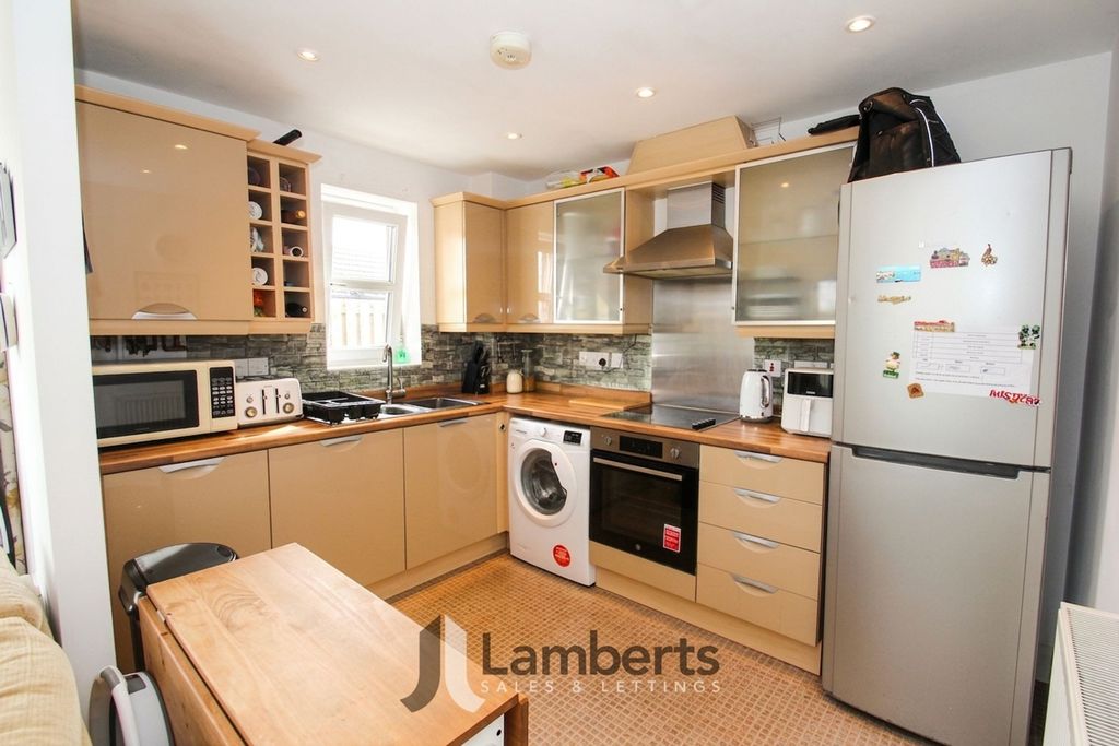 2 bed flat for saleShottery Close, Ipsley B98 photo 3