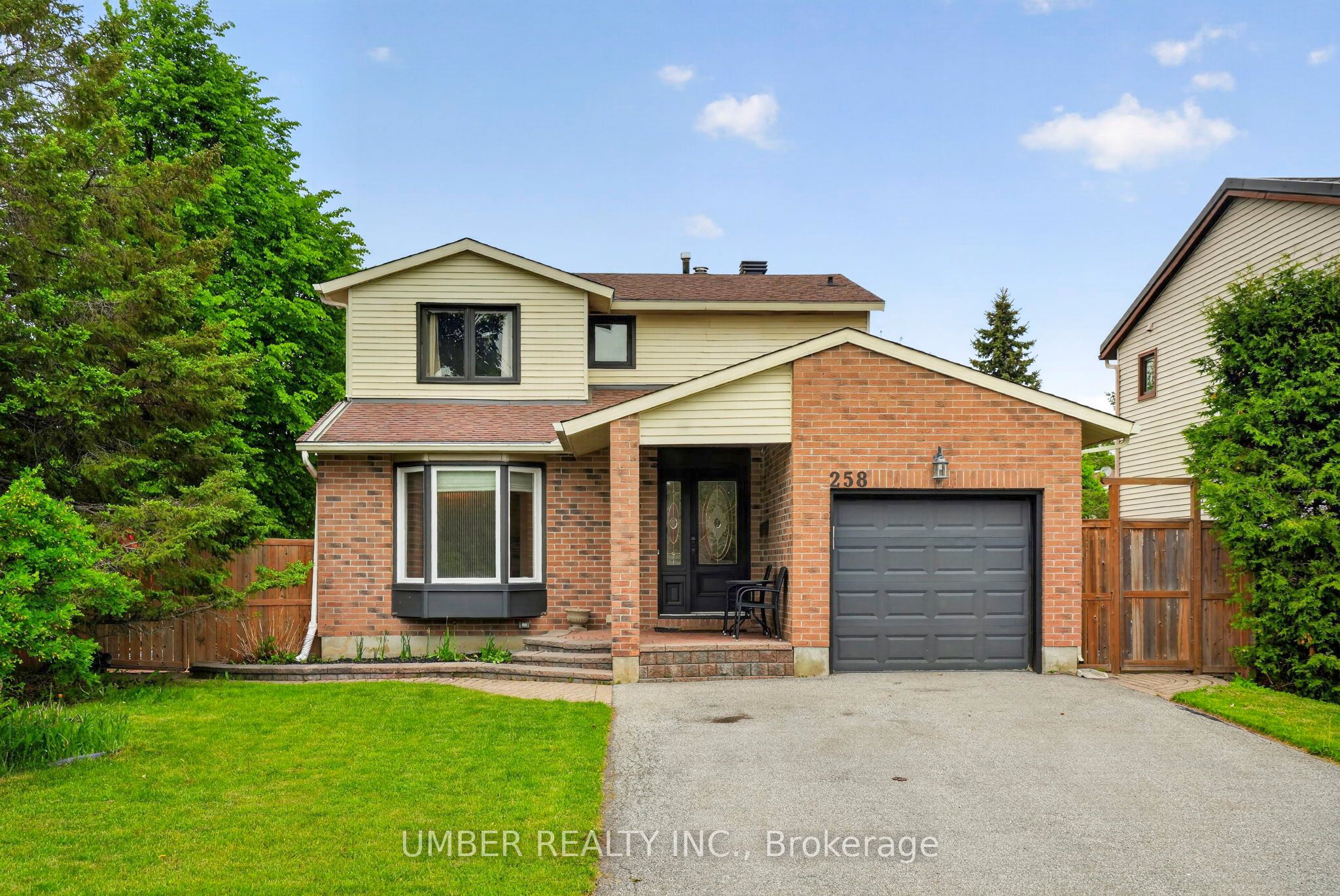 258 Anglehart Avenue, Ottawa, ON, K1E 2V9