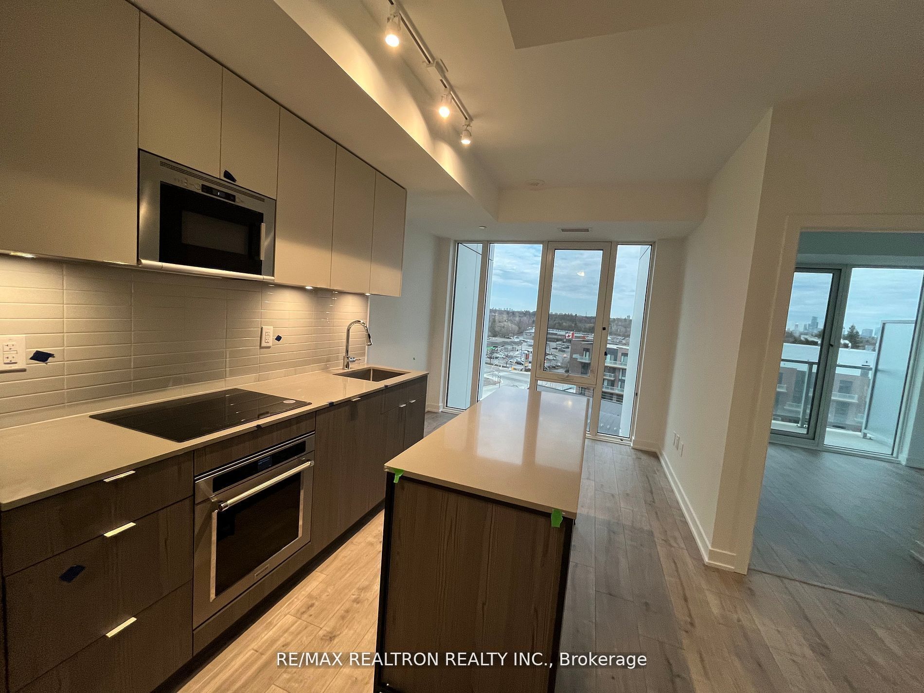 817-220 Missinnihe Way, Mississauga, ON, L5H 0A9 photo 4
