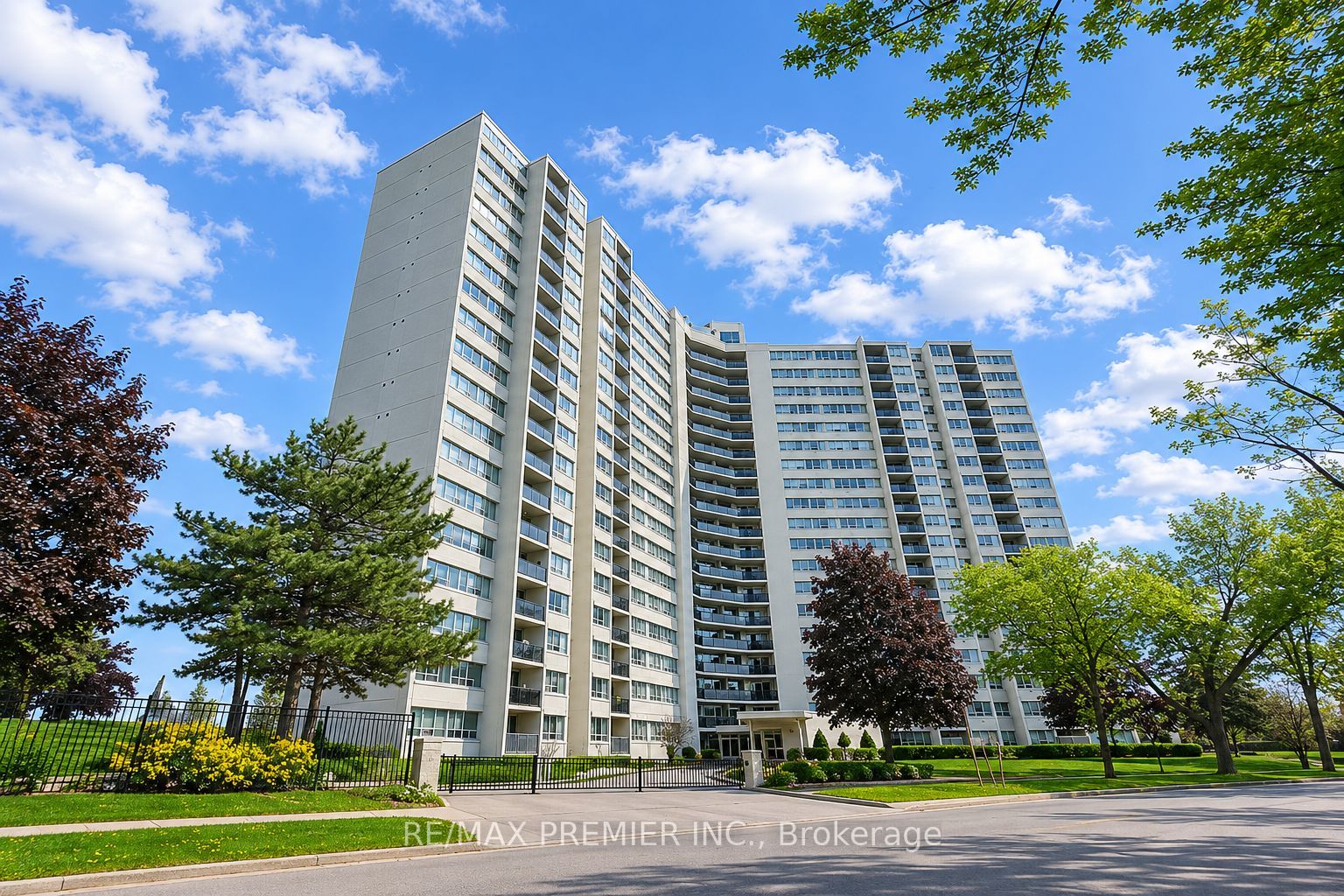 406-530 Lolita Gardens, Mississauga, ON, L5A 3T2