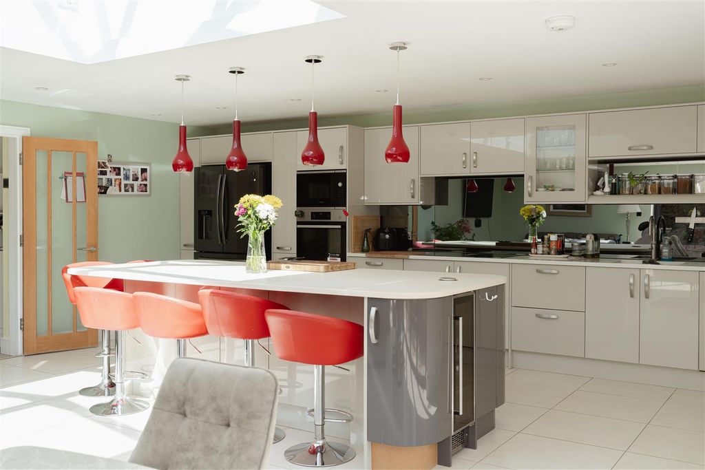 Additional image 17 of 5 bed detached bungalow for saleLodge Lane, Redhill RH1
