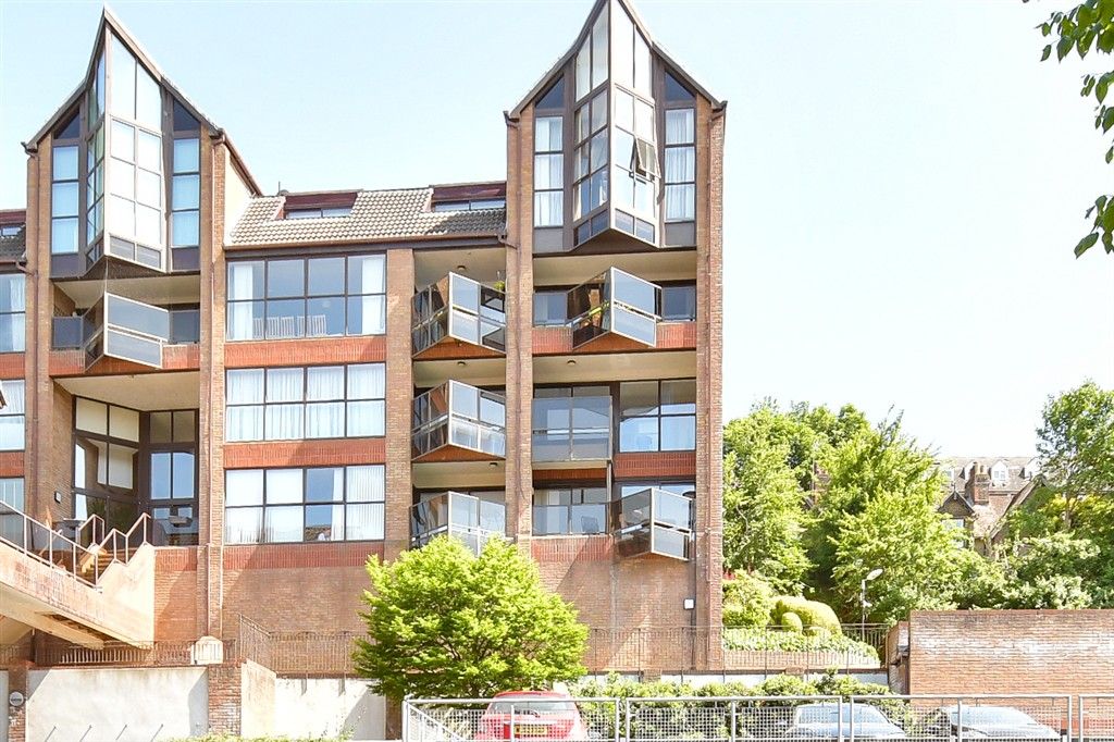 2 bed flat for saleEsplanade, Esplanade, Rochester, Kent ME1