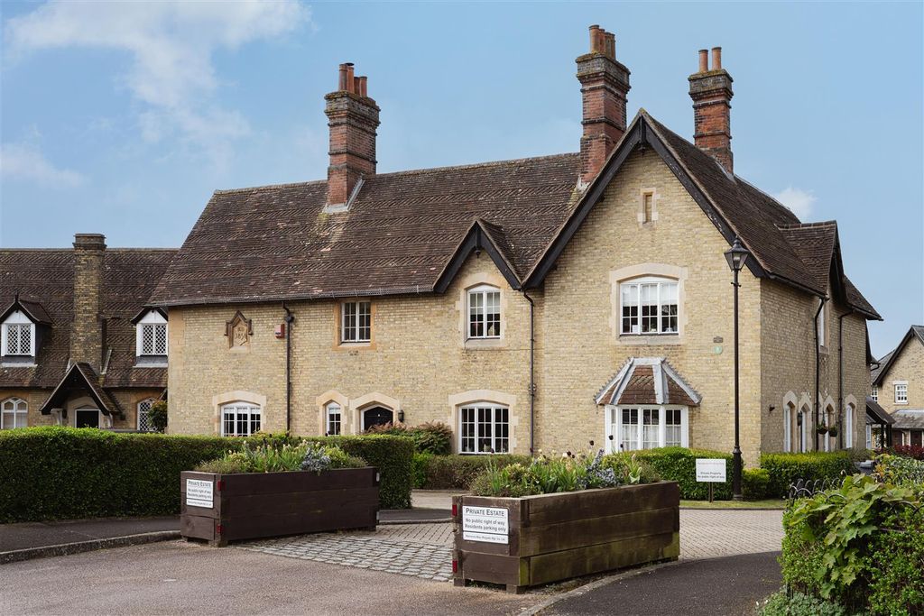 2 bed terraced house for saleWarrenne Way, Reigate RH2