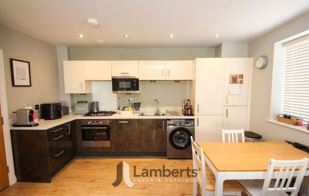 2 bed flat for saleBerrington Close, Ipsley B98 photo 2