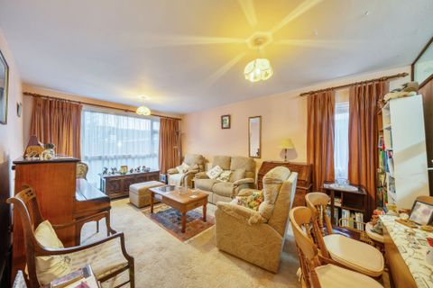 Stratton Close, Edgware HA8