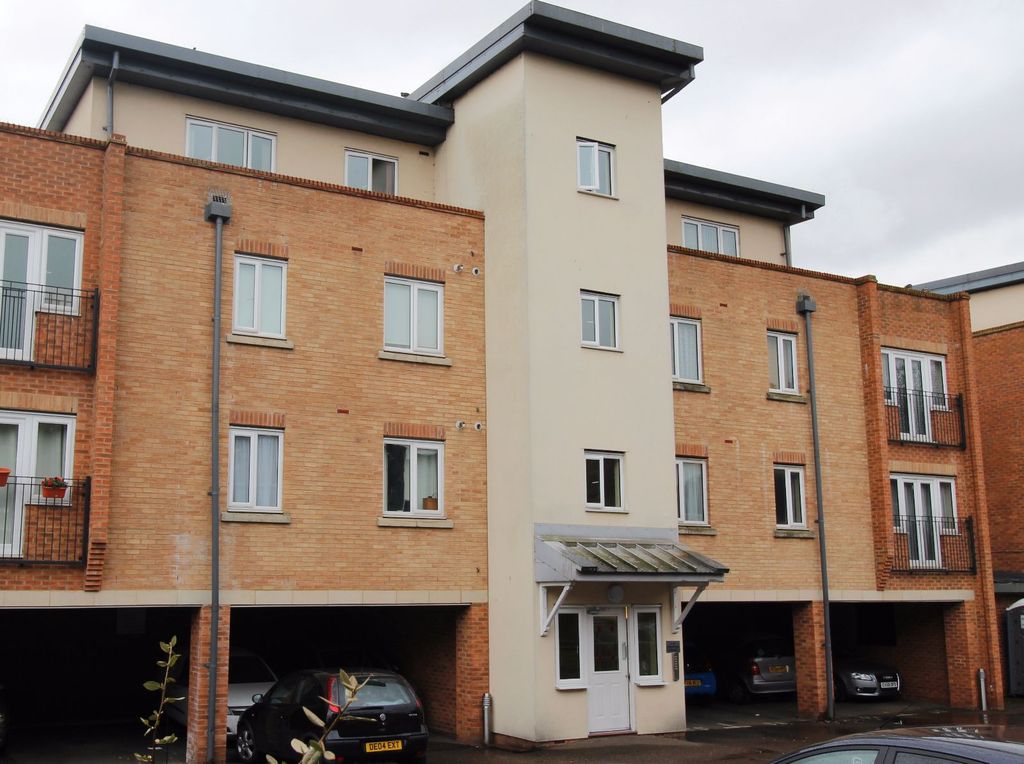 2 bed flat for saleFlat, Red Shank House, Capstan Drive, Rainham RM13