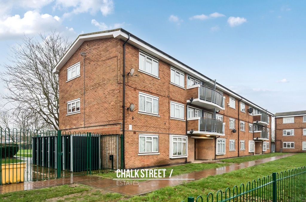 2 bed flat for saleBader Way, Rainham RM13 photo 3