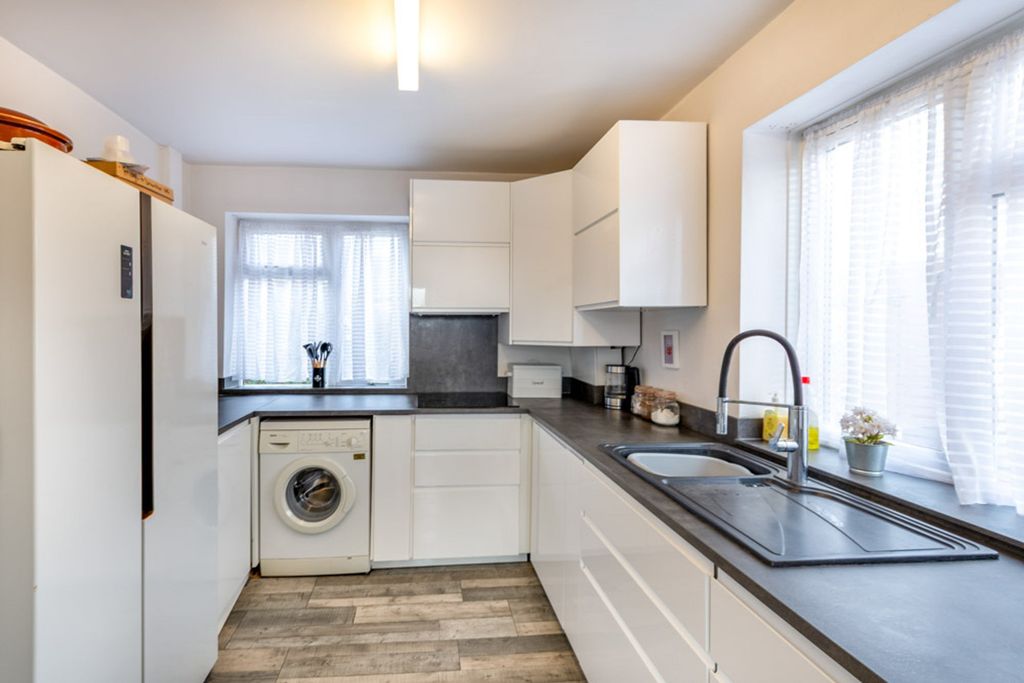 2 bed flat for saleThe Oval, Retford DN22 photo 2