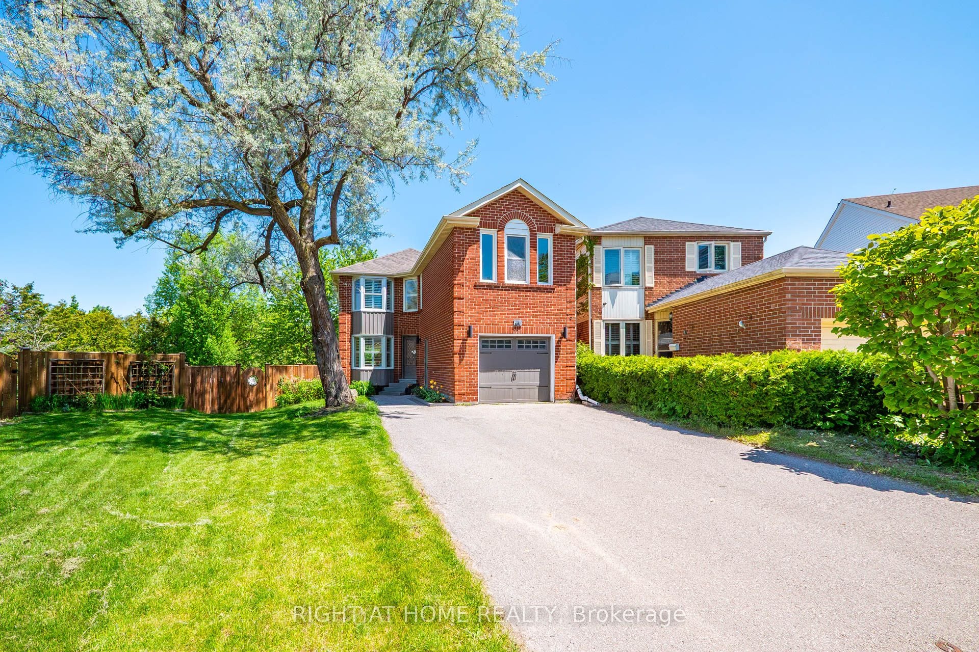 45 Lansbury Court, Vaughan, ON, L4J 5K1