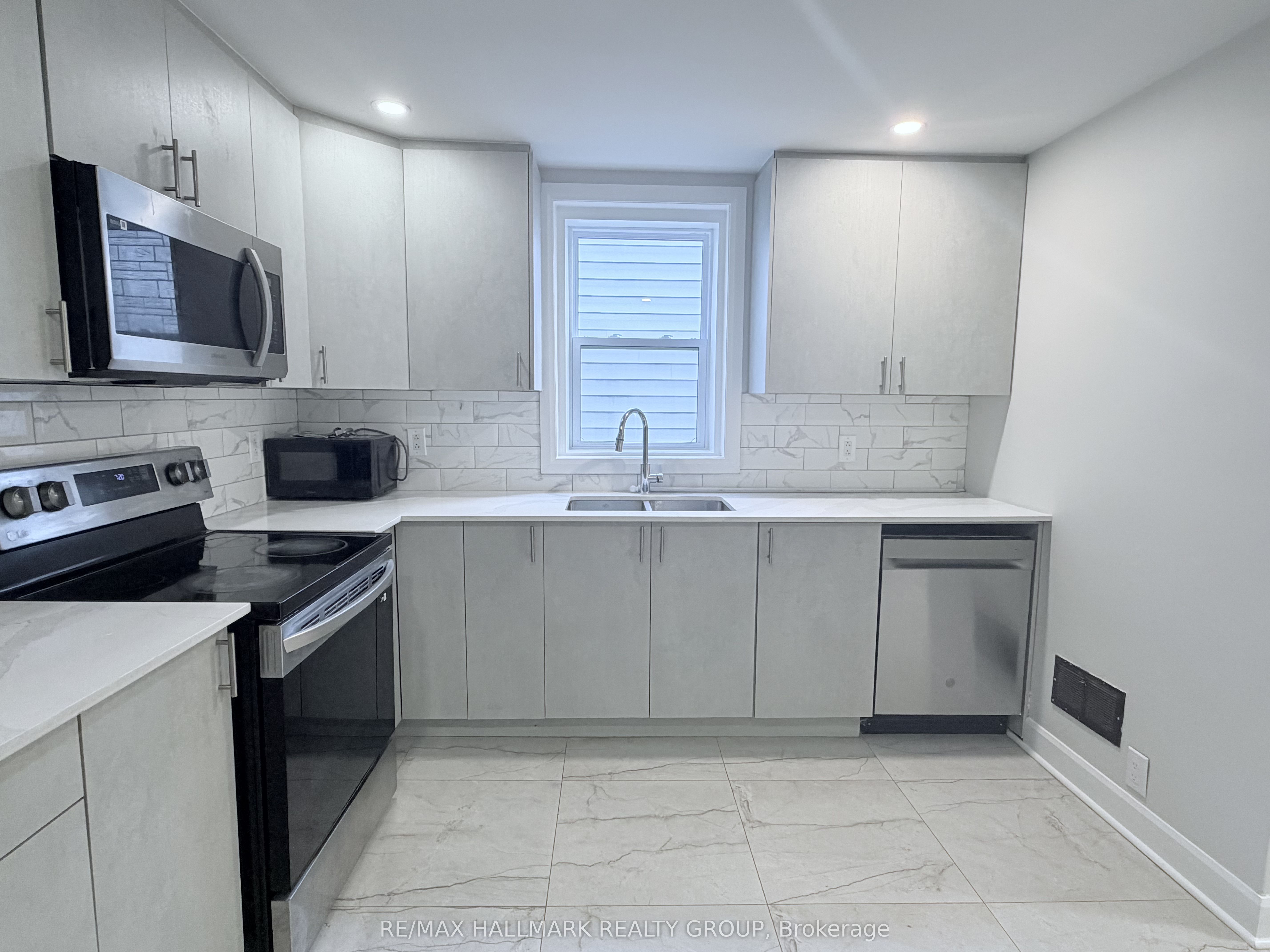 Additional image 3 of 470 Pleasant Park Road, Ottawa, ON, K1H 5N1