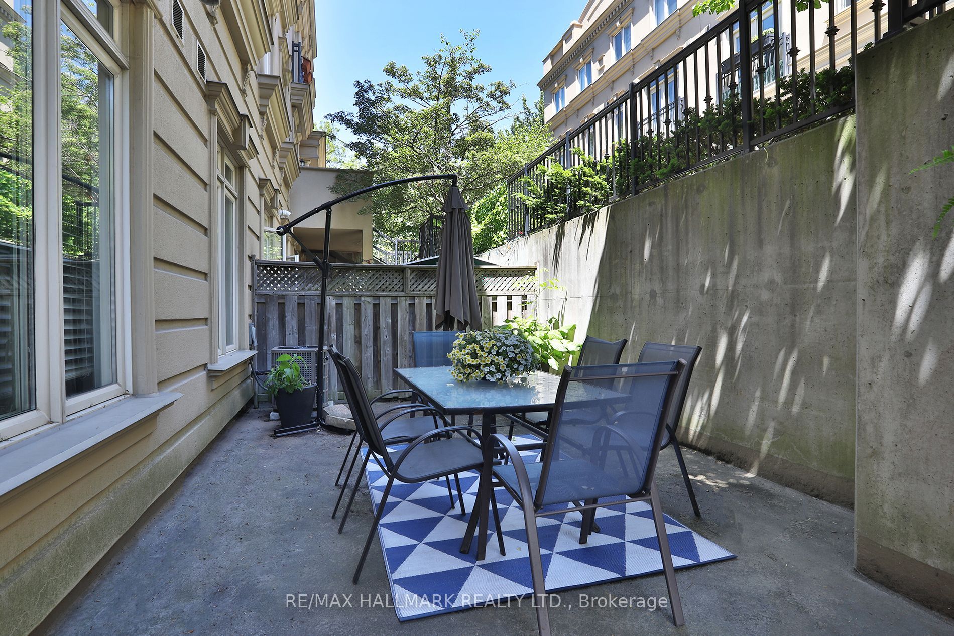 Th 10-78 Carr Street, Toronto, ON, M5T 1B7 photo 3