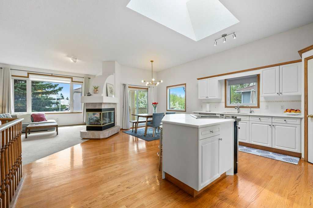 125 Woodpark Close SW, Calgary, AB, T2W 6H1 photo 3