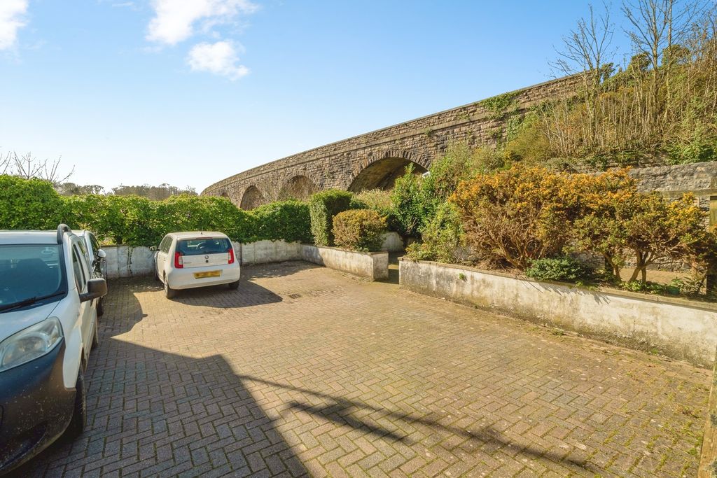 2 bed flat for saleTreruffe Hill, Redruth, Cornwall TR15 photo 4