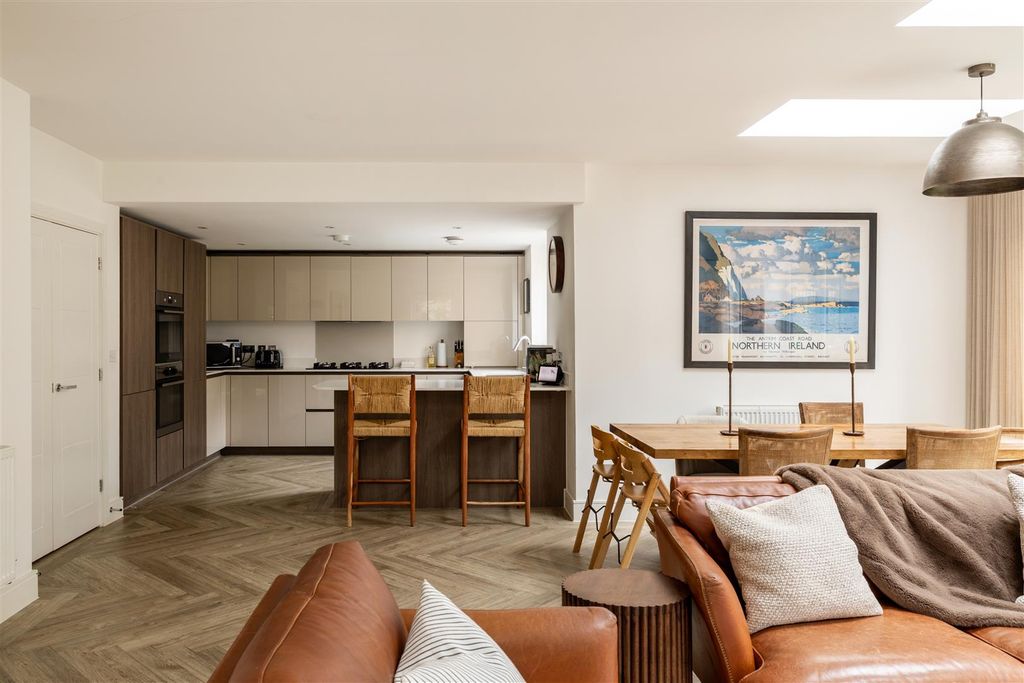 Additional image 3 of 4 bed link detached house for saleHawthorn Way, Redhill RH1