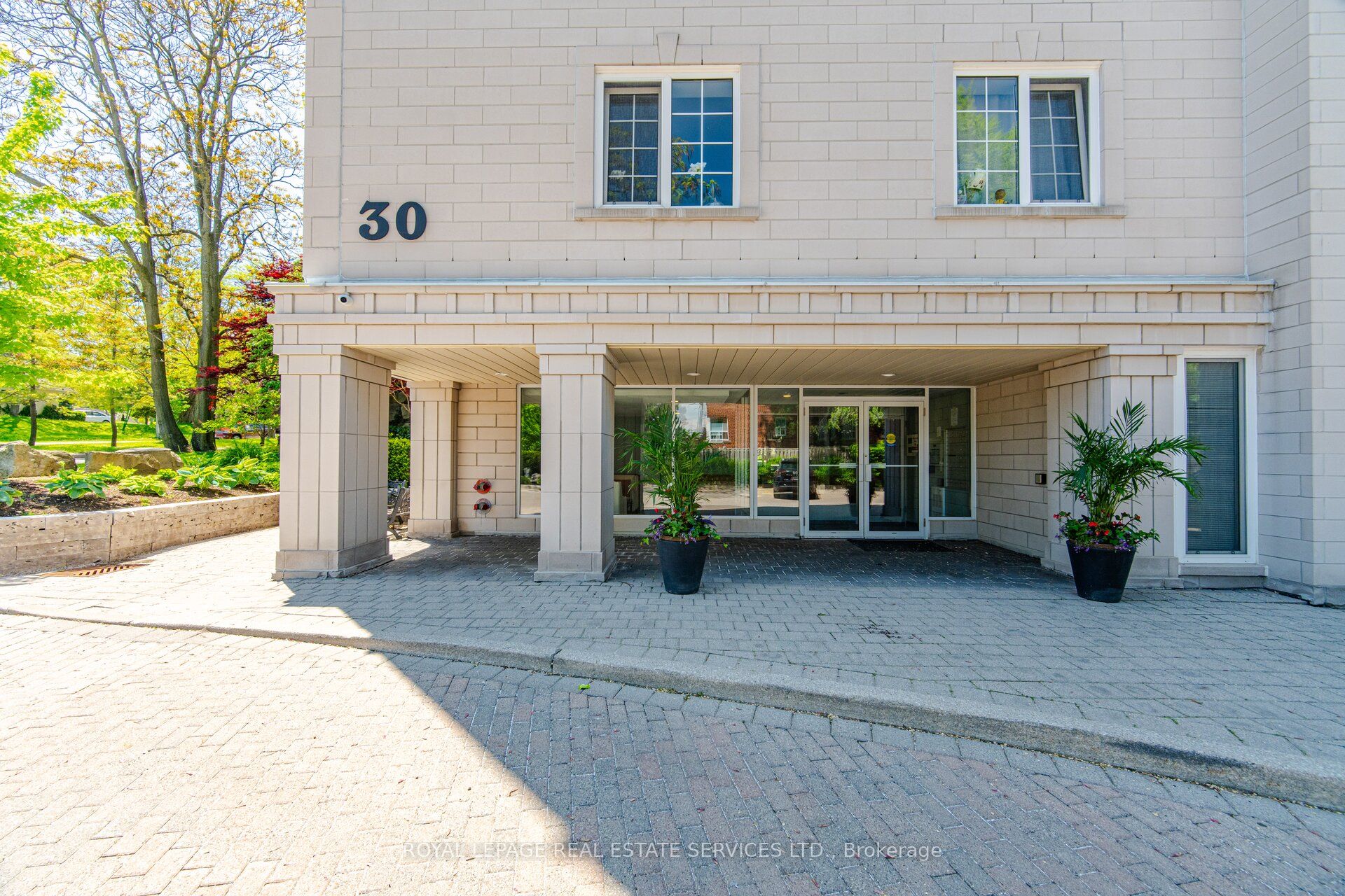 Additional image 3 of PH403-30 Anglesey Boulevard, Toronto, ON, M9A 3B5