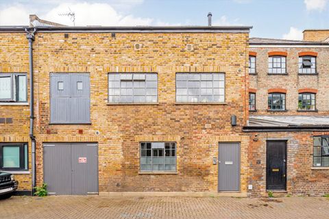 Orleston Mews, Holloway N7