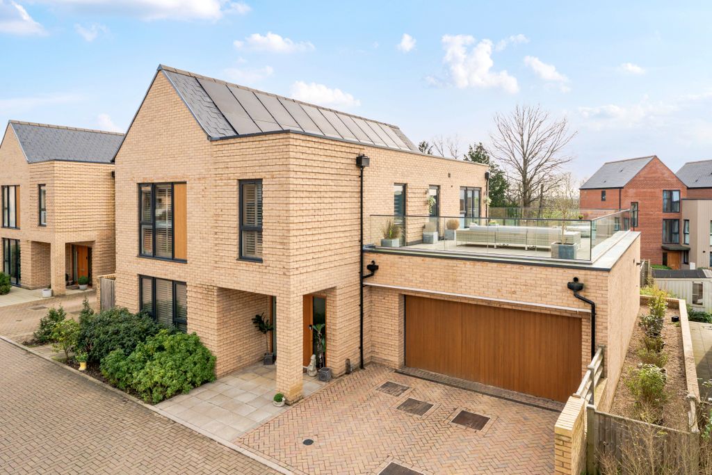 4 bed detached house for saleHallowes Close, Redhill RH1