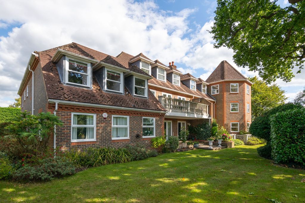 3 bed flat for saleBatts Hill, The Lodge Batts Hill RH2