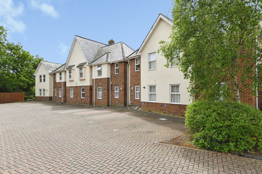 2 bed flat for saleWeir Gardens, Rayleigh SS6