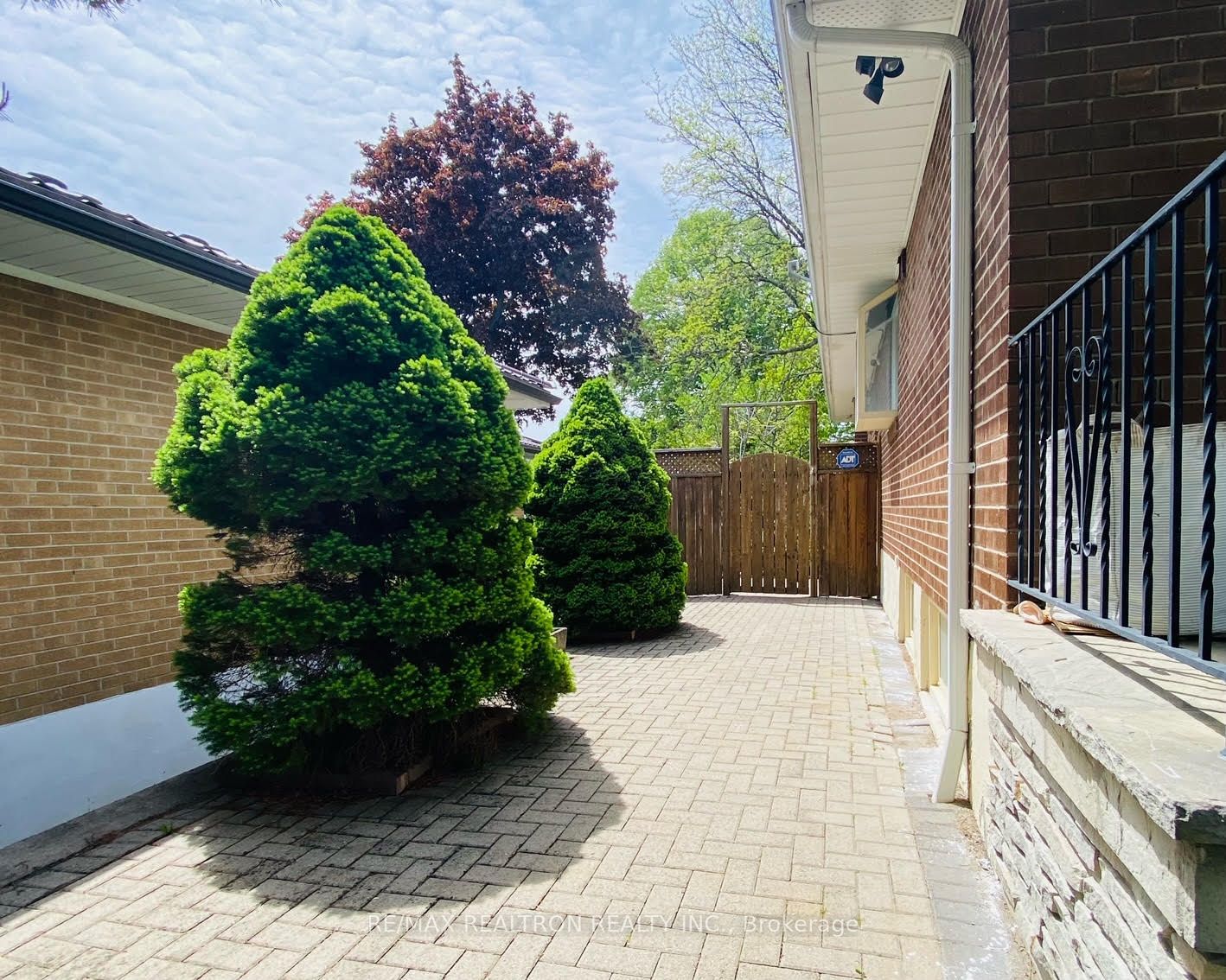 Lower-76 Clansman Boulevard, Toronto, ON, M2H 1X8 photo 3