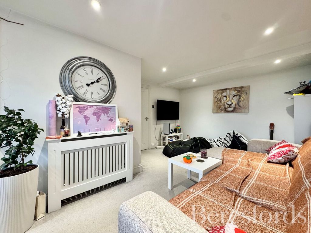 2 bed flat for saleBriscoe Road, Rainham RM13 photo 2