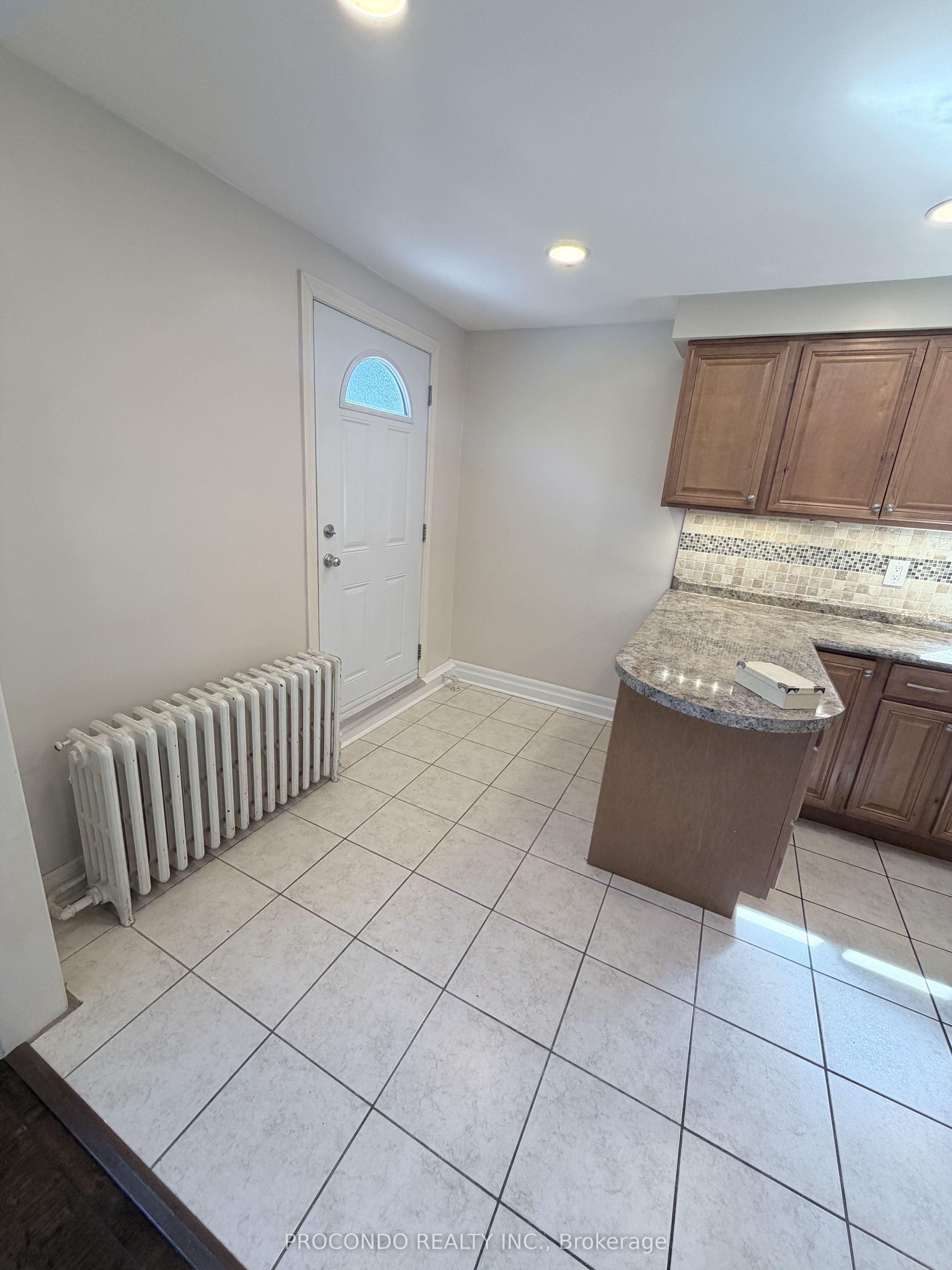 Upper Unit 1-287 Lakeshore Road E, Mississauga, ON, L5G 1H3 photo 2