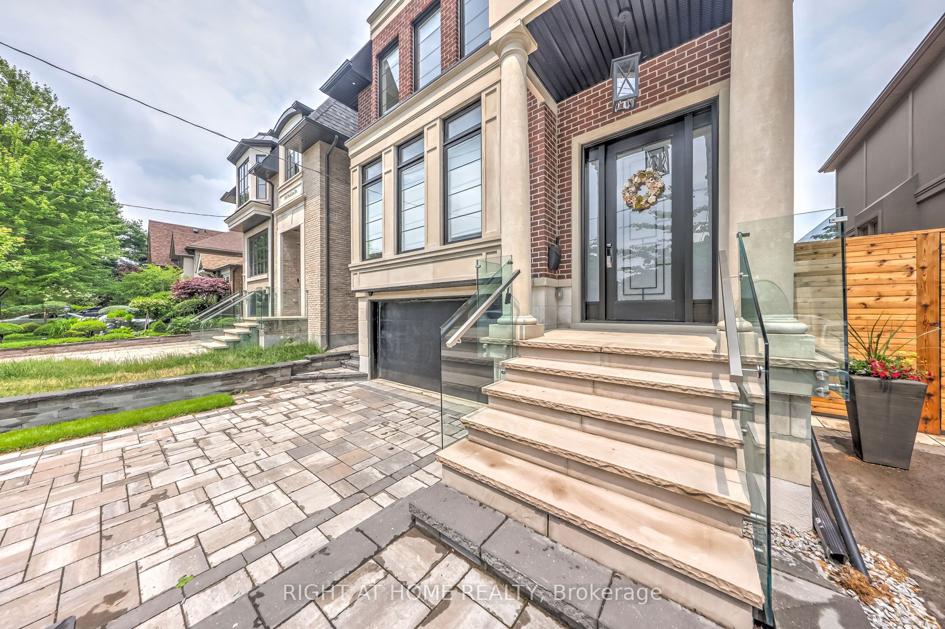 102 Parklea Drive, Toronto, ON, M4G 2J8 photo 2