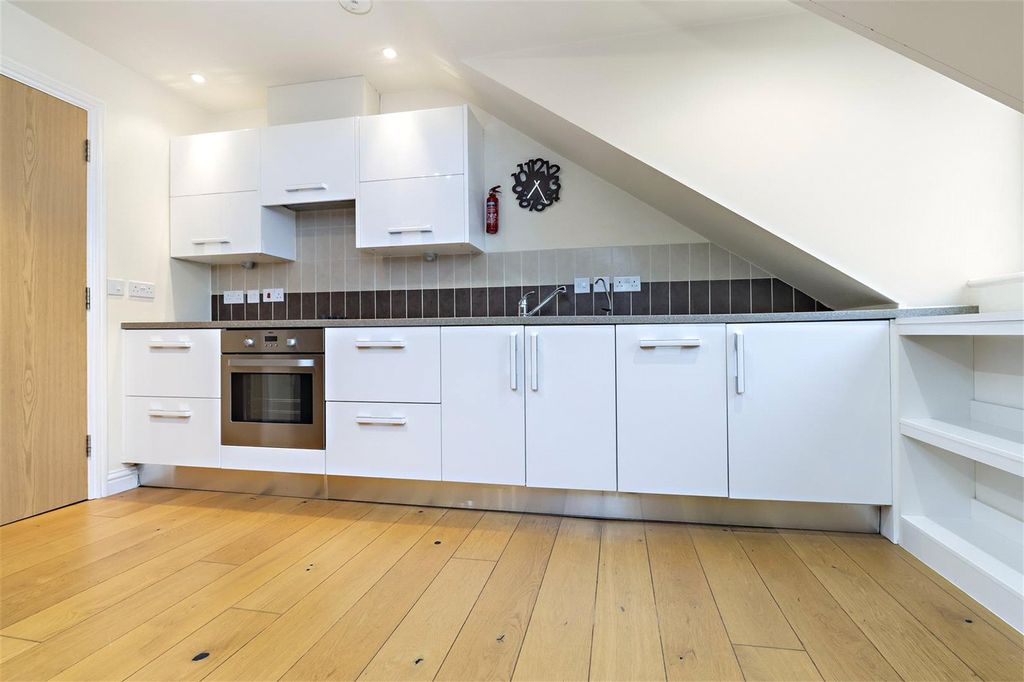 Additional image 4 of 2 bed flat for saleBrook Court, Watling Street, Radlett, Hertfordshire WD7