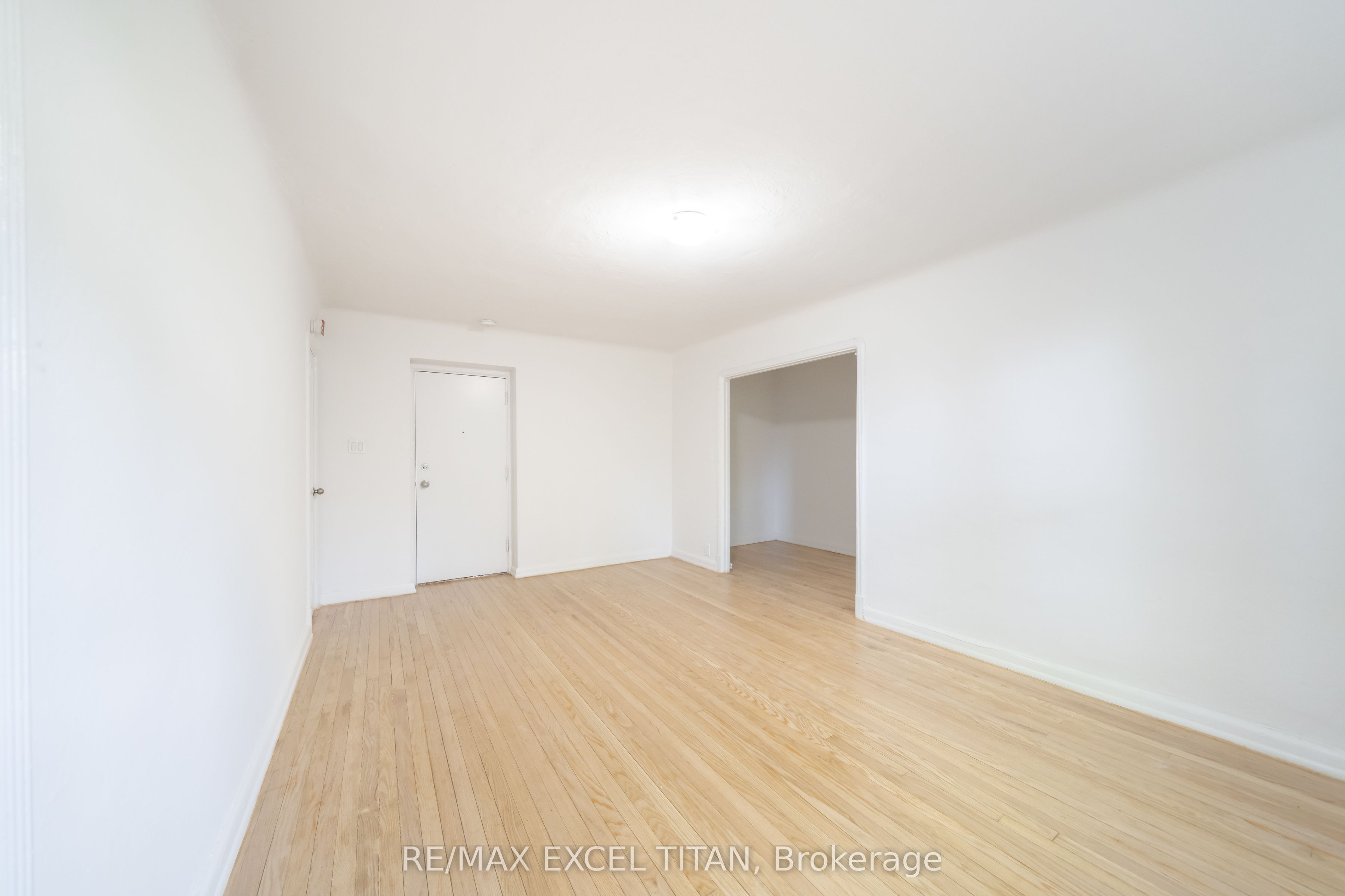 4-8 Mallory Gardens, Toronto, ON, M4V 2A6 photo 4