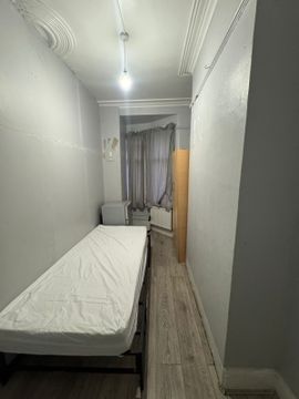 Poplar High Street, London E14, Room to rent
