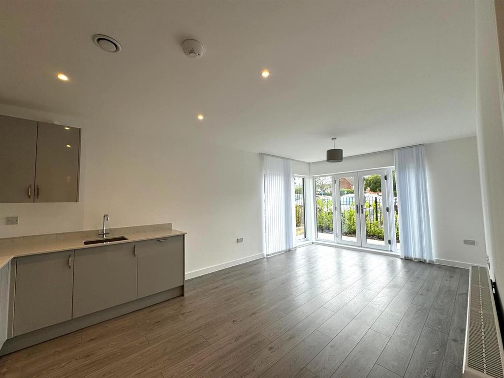 Additional image 3 of 2 bed flat for saleEastwood Road, Rayleigh SS6