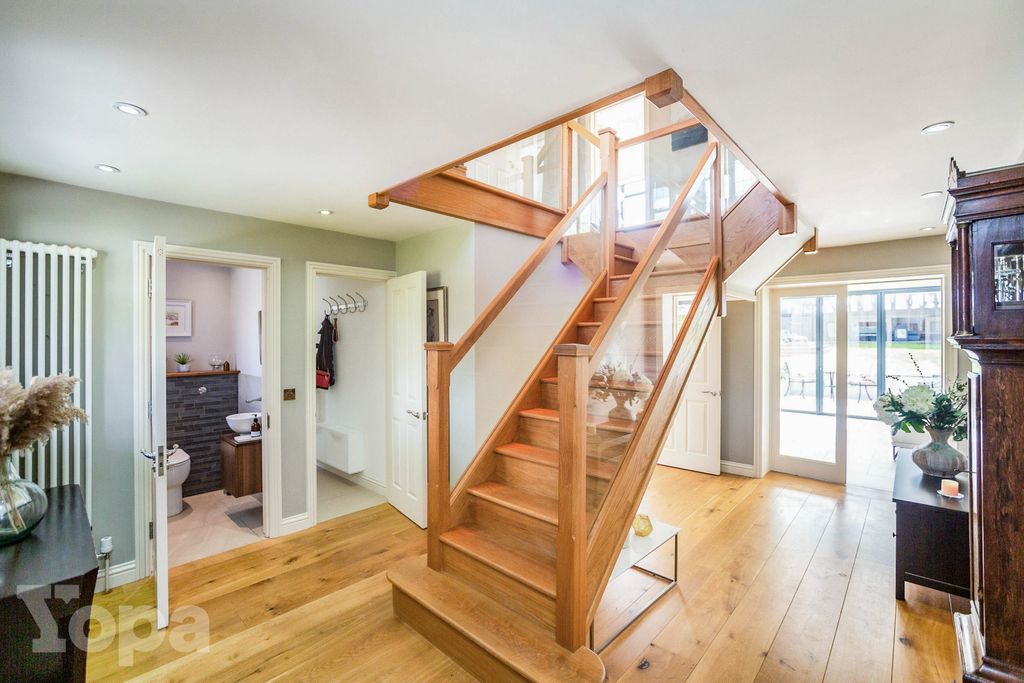 4 bed detached house for salePriestfields, Rochester ME1 photo 2