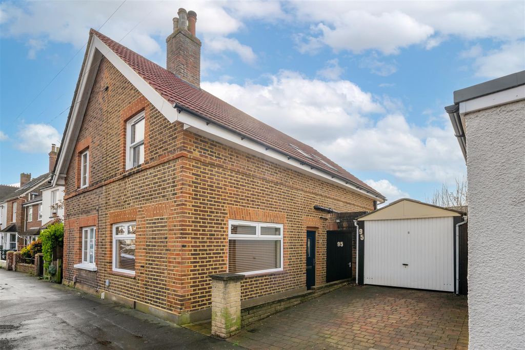 2 bed semi-detached house for saleNutley Lane, Reigate RH2