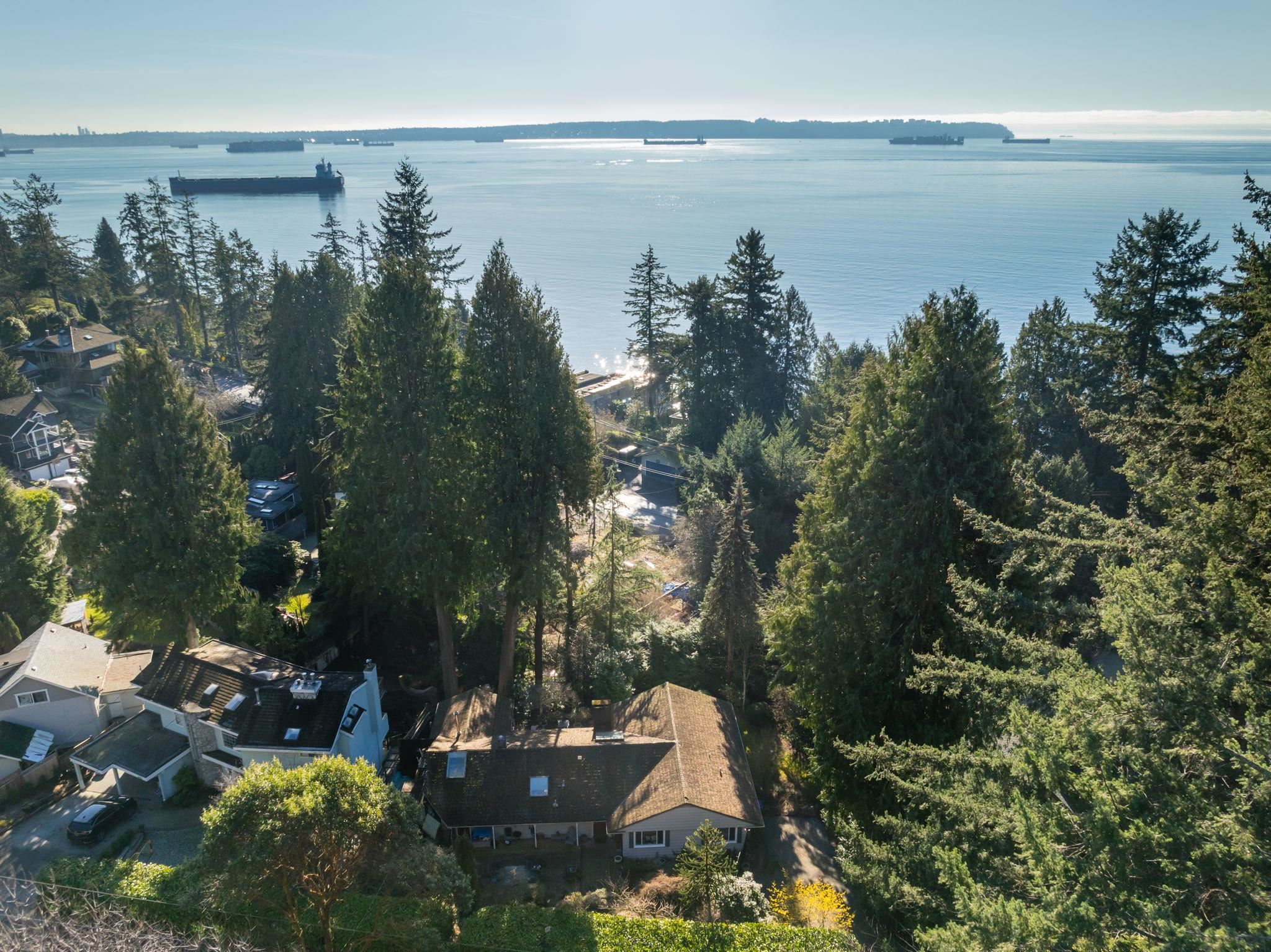 4028 Rose Crescent, West Vancouver, BC, V7V 2N7 photo 2