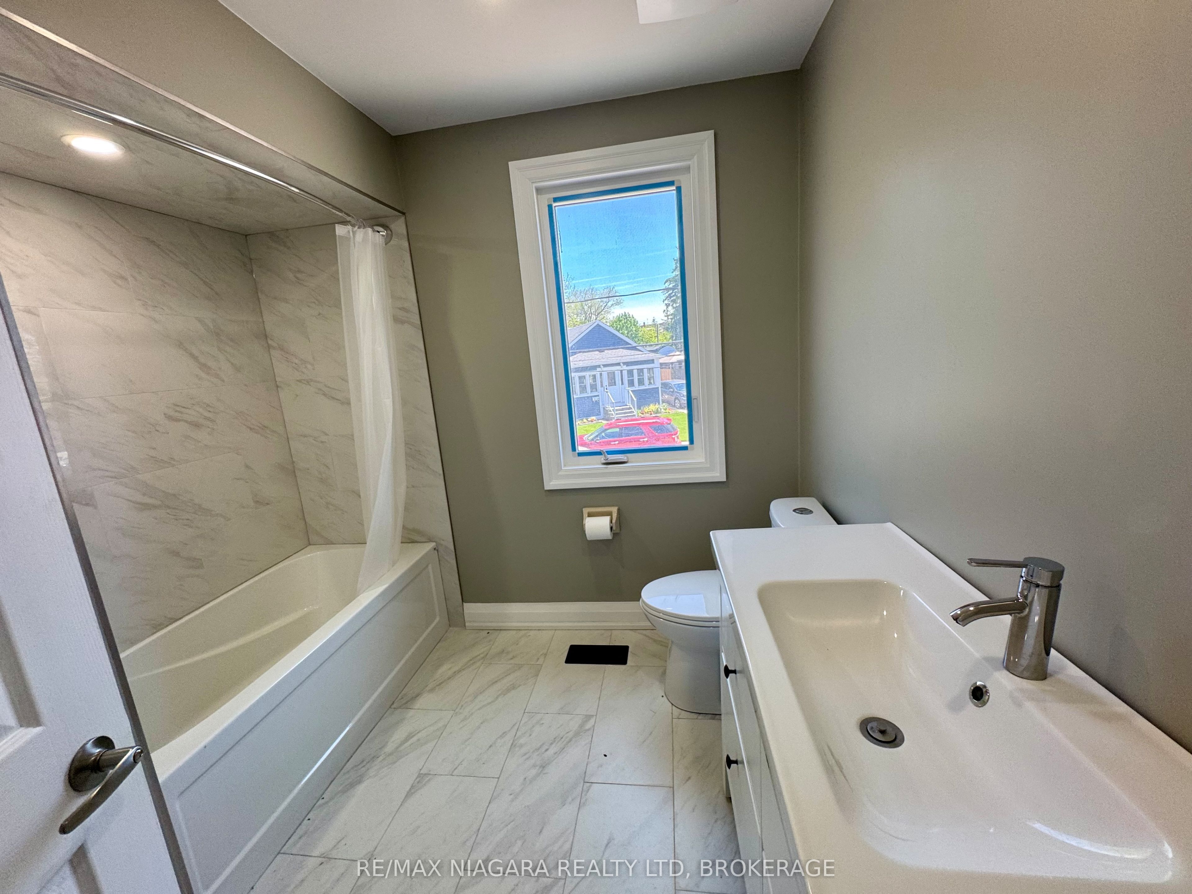 Upper-21 Ball Avenue E, St. Catharines, ON, L2T 1B4 photo 4