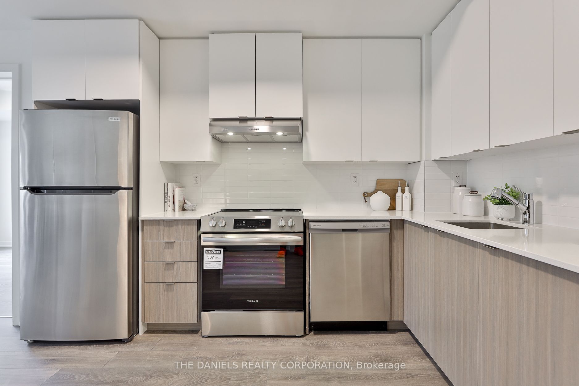 201-135 Canon Jackson Drive, Toronto, ON, M6M 0C3