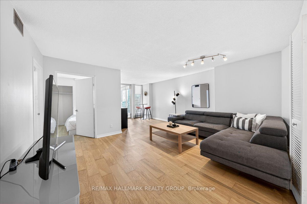 Additional image 4 of 1506-55 Centre Avenue, Toronto, ON, M5G 2H5