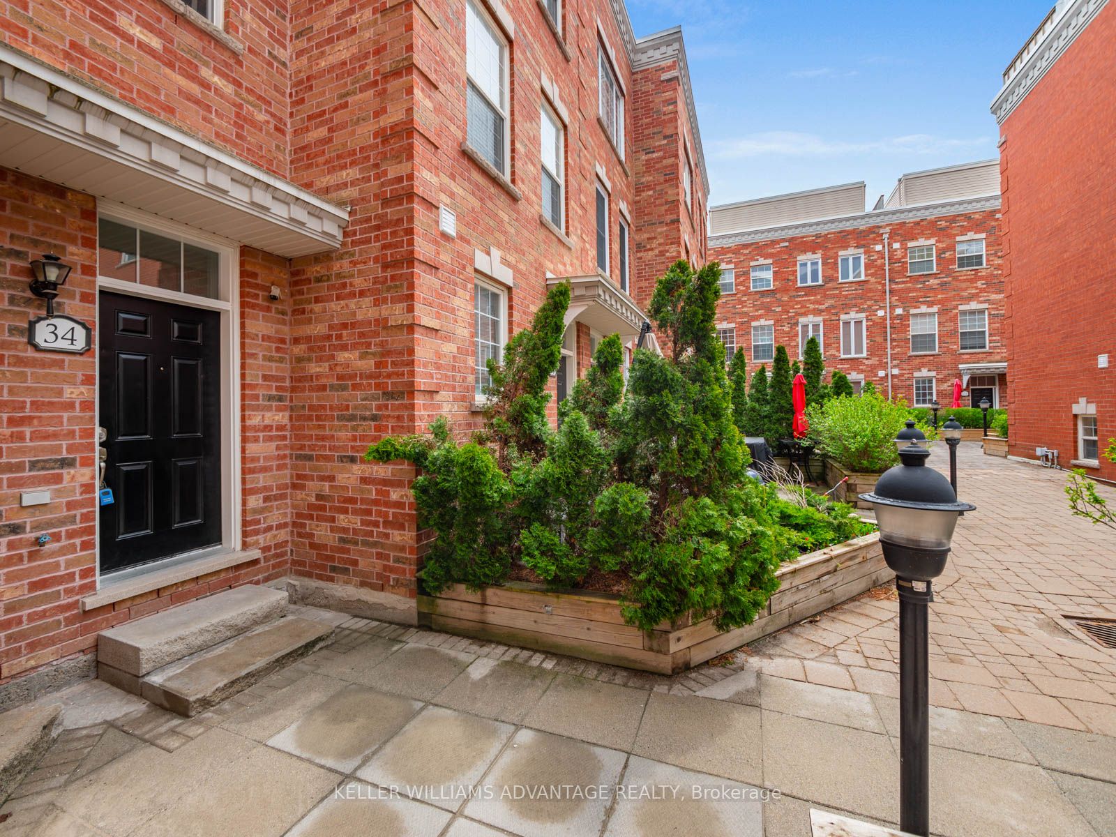 34 Fairhead Mews, Toronto, ON, M4E 3Y4 photo 2