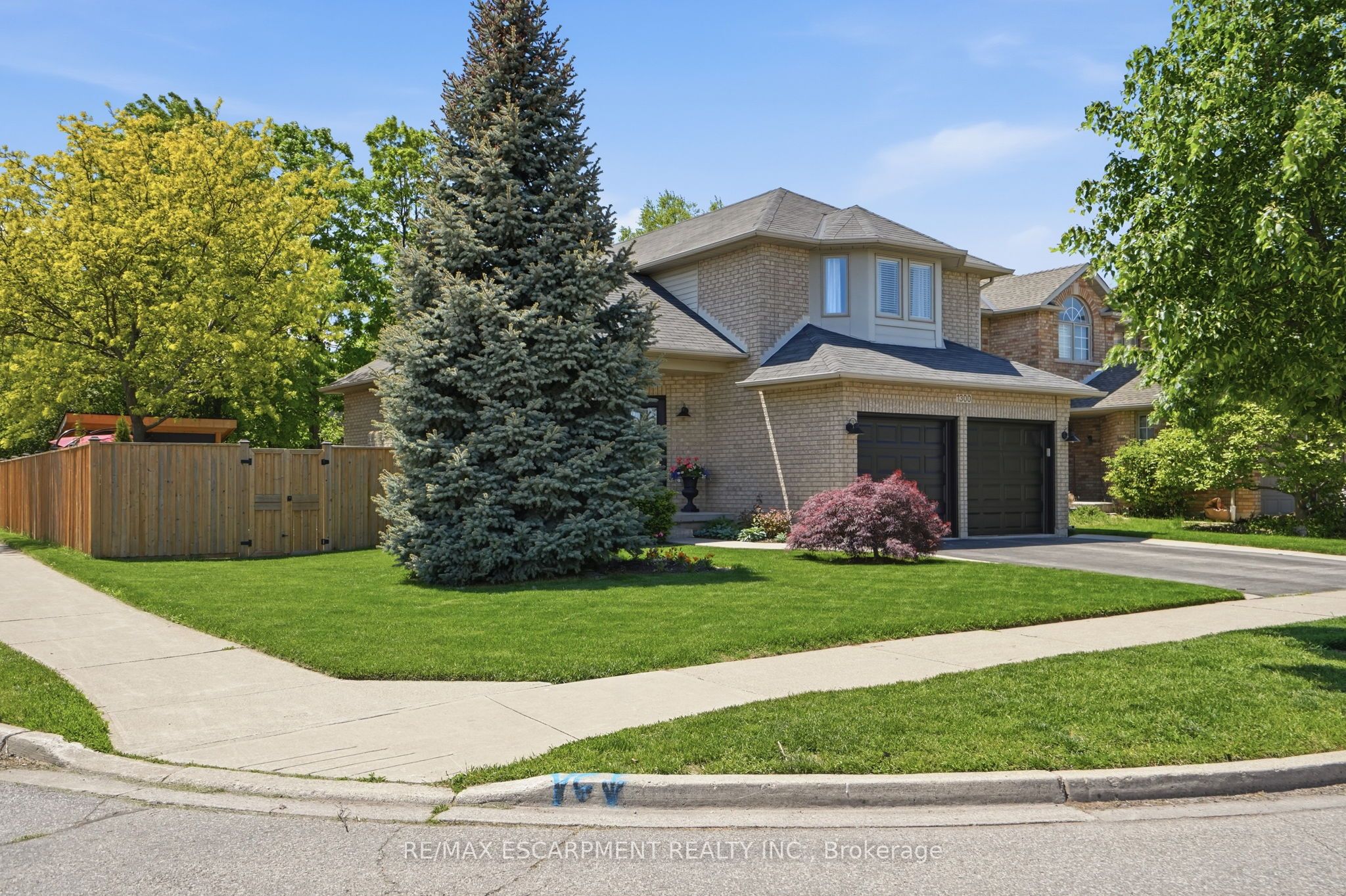 1300 Silvan Forest Drive E, Burlington, ON, L7M 4L2 photo 3