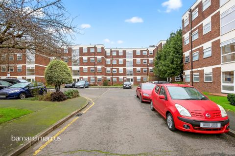 Oak Tree Close, London W5