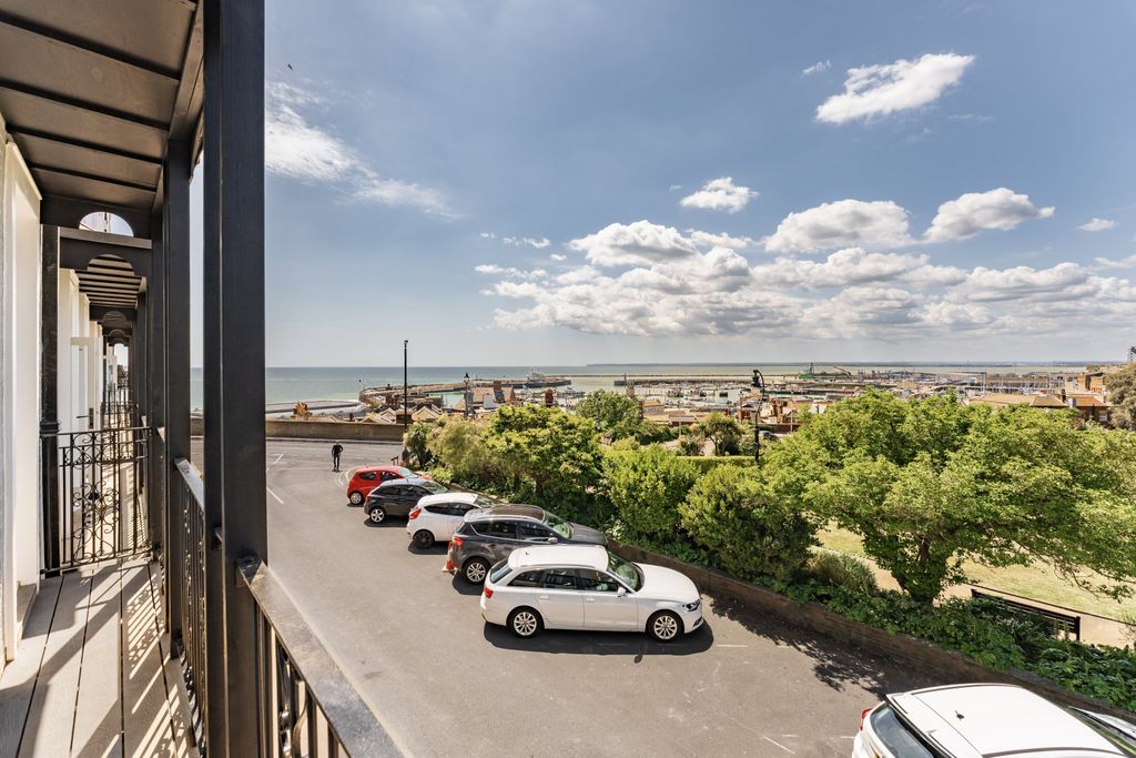 2 bed flat for saleAlbion Place, Ramsgate, Kent CT11