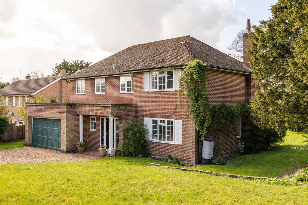 4 bed detached house for saleYardley Close, Reigate RH2