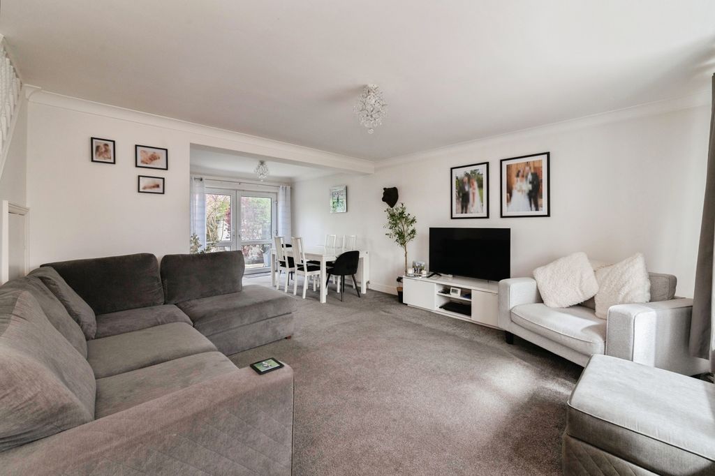 4 bed detached house for saleParsonage Road, Rainham RM13 photo 2