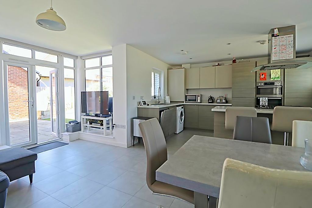 Additional image 3 of 4 bed detached house for saleEdmund Close, Rochford SS4
