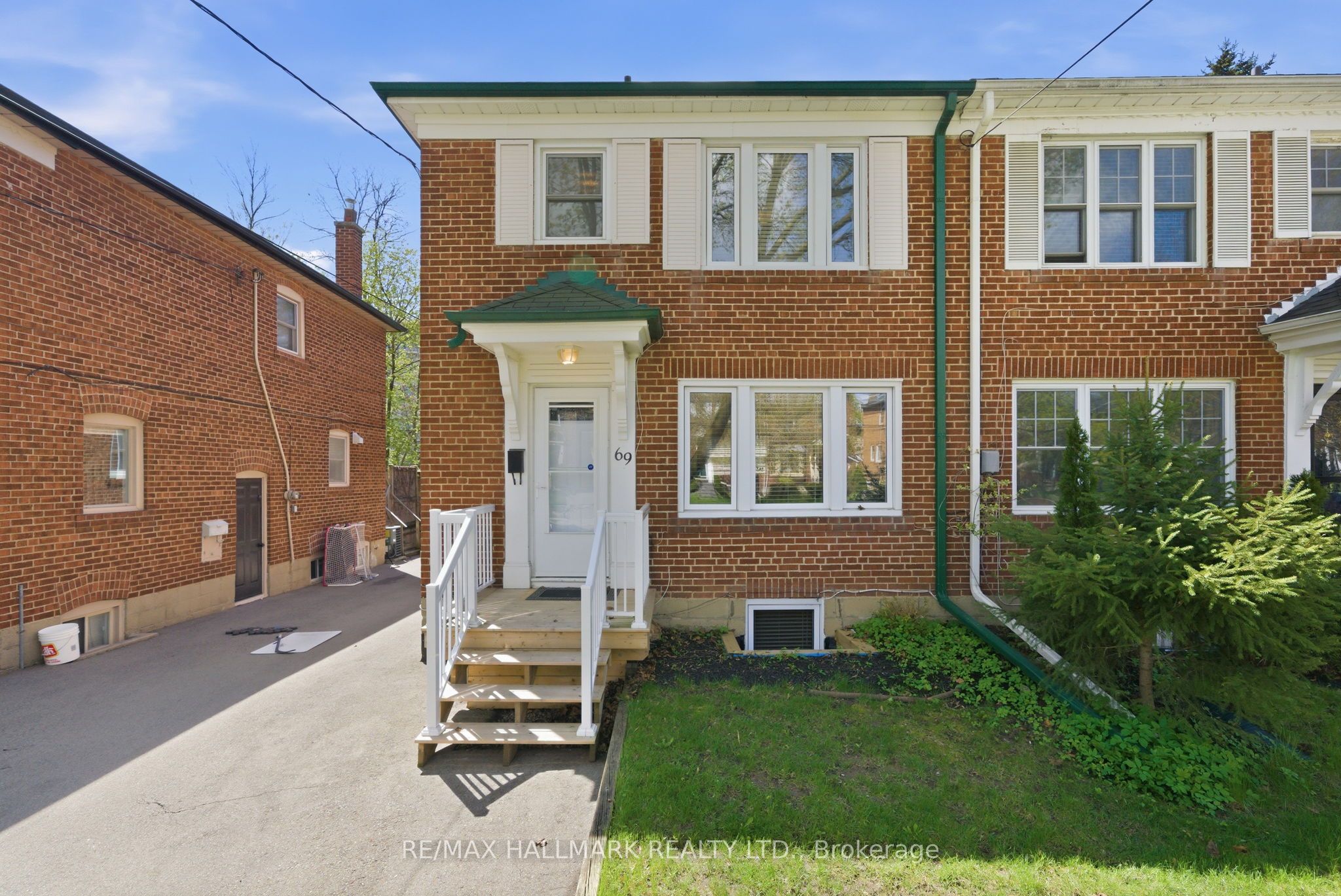 69 Thursfield Crescent, Toronto, ON, M4G 2N4 photo 2